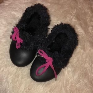 Crocs blk & lines with furrrrr🖤